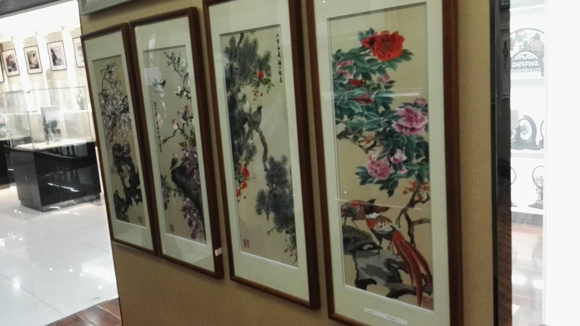 雪峰花開·福耀星城 易曉明書畫藝術(shù)展暨湖南省工藝美術(shù)品免費(fèi)參觀實(shí)踐活動(dòng)側(cè)記